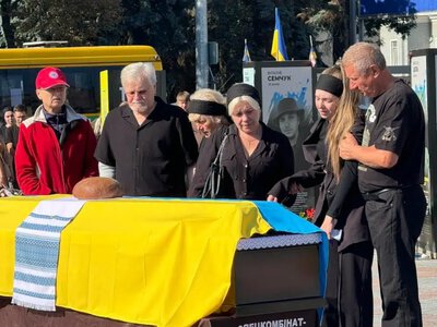 На вічний спочинок у Рівному провели Захисника Романа Орешняка