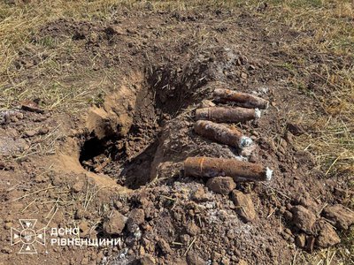 На Дубенщині на присадибній ділянці знайшли 18 артснарядів часів Другої світової війни