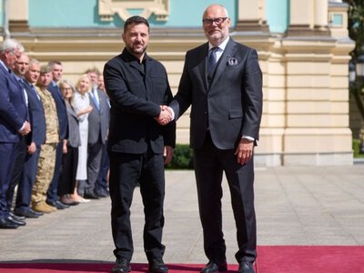 Країни НАТО повинні одночасно захищати союзників у разі нападу Росії, – Зеленський