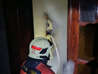 У Мукачеві чоловік ледь не загинув під час пожежі у багатоповерхівці
