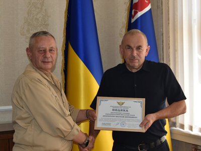Легендарний бойовий прапор у руках керівництва Закарпаття: Повітряні Сили ЗСУ вручили особливі відзнаки за захист неба