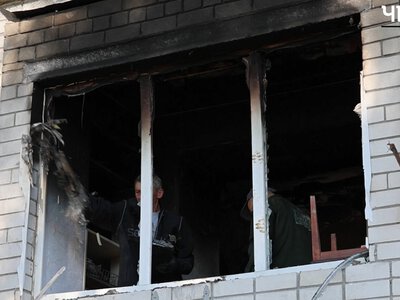 «Усе вигоріло дотла»: як оговтуються мешканці будинку після удару російського безпілотника в Чернігові (Відео)