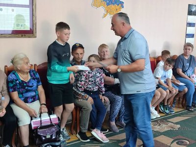 У Тлумачі дітям пільгових категорій вручили сертифікати на шкільне приладдя