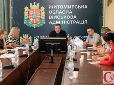 На Житомирщині сформують перелік із 50 інфраструктурних проєктів, які мають стати основою відновлення та розвитку області у 2027-2030 роках. Спочатку їх представлять на форумі в Овручі, а згодом планують презентувати міжнародним партнерам для пошуку інвестицій. Про це повідомляє РІО-Бердичів.  В Овручі представлять 50 проєктів відбудови Житомирщини  Підготовку проєктів обговорили під час робочого візиту української делегації до Таллінна. Нарада щодо стратегії відновлення Житомирської області на 2027-2030 роки відбулася в офісі Естонського центру міжнародного розвитку ESTDEV.  Перелік формуватимуть громади спільно з Житомирською обласною військовою адміністрацією та обласною радою за участі естонської сторони. Відібрані 50 інфраструктурних ініціатив презентують на П’ятому форумі з відновлення Житомирщини, який має відбутися в Овручі.  Основними етапами роботи стануть:  формування громадами переліку інфраструктурних проєктів; відбір 50 ініціатив для відновлення та розвитку області; їх презентація на форумі в Овручі; представлення проєктів міжнародним партнерам; пошук інвестицій для реалізації запланованих робіт. Проєкти Житомирщини повезуть на конференцію URC 2027  Наступного року Естонія прийматиме міжнародну Конференцію з відновлення України URC 2027. Житомирській області там планують присвятити окремий павільйон, де покажуть результати відбудови регіону за підтримки Естонії.  «Саме там міжнародним партнерам також презентують напрацьовані 50 проєктів для залучення інвестицій у їх реалізацію», – зазначив народний депутат Арсеній Пушкаренко.  Естонія вже бере участь у відновленні Житомирщини, тому під час зустрічі сторони також визначали майбутню роль області на URC 2027 у Таллінні.  Під час поїздки українська делегація зустрілася з представниками Асоціації місцевого самоврядування Естонії та відвідала муніципалітет Ляене-Гар’ю. Торік він уклав угоду про співробітництво з Олевською громадою Житомирщини.  Уривок: Громади області разом з естонськими партнерами визначать ключові ініціативи, для реалізації яких планують залучати міжнародні інвестиції.  Facebook  🏗 Житомирщина готує десятки інфраструктурних проєктів, які спочатку презентують в Овручі, а потім міжнародним партнерам у Таллінні. Для їх реалізації планують залучати інвестиції. #ua