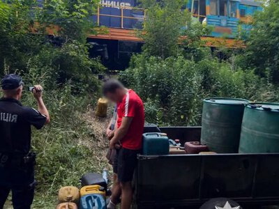 На Дубенщині судитимуть машиніста та його спільника за викрадення майже тонни дизпального