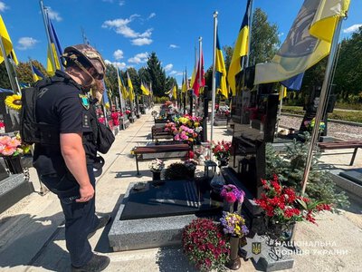 Вандали пошкодили поховання на Алеї Слави у Сумах