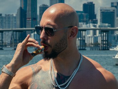 Блогери Тейти, яких судять за зґвалтування, вигадали свої суперкари та яхти, щоб чоловіки купували їхні курси «успіху»