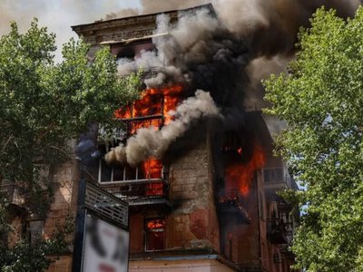 У Херсоні через влучання FPV-дронів виникла пожежа в багатоповерхівці. ФОТО. ВІДЕО 