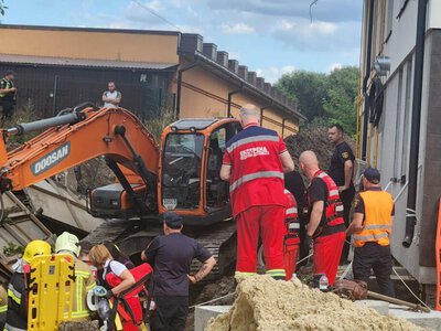 Трагедія на Коновальця: під час будівництва колектора землею засипало двох працівників