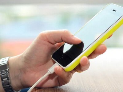 Не залишайте смартфон на зарядці всю ніч: фахівці пояснили, як це впливає на акумулятор