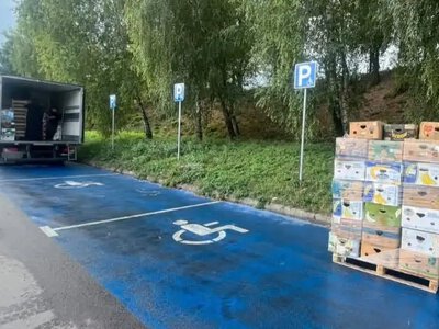 На Рівненщині торговці біля ринку заблокували місця для людей з інвалідністю