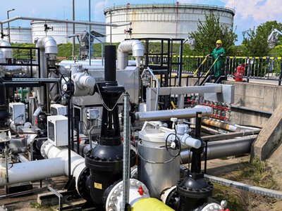 Казахстанський НПЗ взявся переробляти російську нафту і повертати росії бензин та дизпаливо