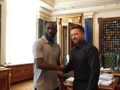 Теренс Кроуфорд приїхав до України та зробив Зеленському символічний подарунок: що відомо