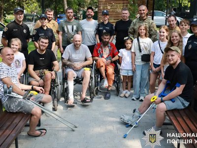 У Хмельницькому школярі відвідали поранених правоохоронців у шпиталі МВС (ФОТО)