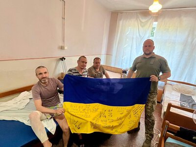 Представники ЦВС відвідали поранених військових у лікарні Хуста
