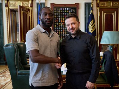 Кроуфорд у Києві зробив несподіваний подарунок Президенту Зеленському