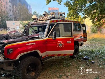 У Краматорську FPV-дрон влучив у машину рятувальників під час гасіння пожежі після авіаудару