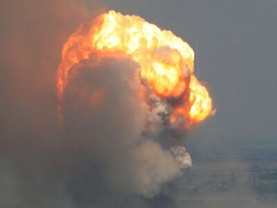 «Потужні вибухи» та відключення світла: повідомляють про нічну атаку дронів у Криму
