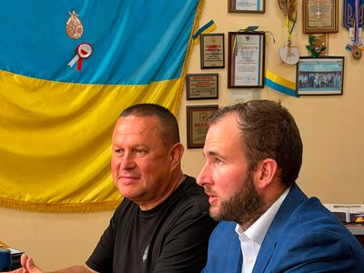 Надвірна отримала Starlink, генератори та зарядні станції від чеського міста-побратима Крнов