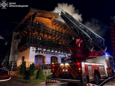 У Поляниці рятувальники ліквідували пожежу в триповерховому дерев’яному готелі