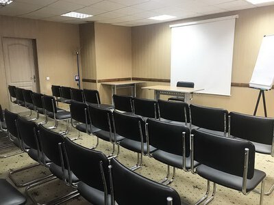 Конференц-зал у сезон пальт і рюкзаків: де діваються речі, коли всі місця зайняті