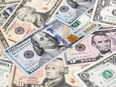 Курс валют 26 серпня: долар утримує висхідний тренд, міжбанк стабільно високий, готівковий ринок реагує зростанням