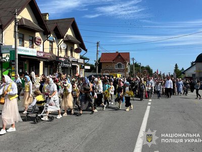 У Почаєві поліція обмежувала рух транспорту під час проходження паломників УПЦ МП