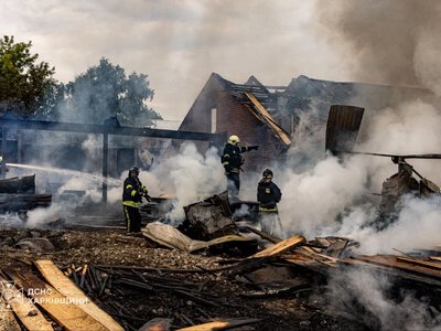 Троє постраждалих, пожежа: ворог атакував підприємство під Харковом (відео)