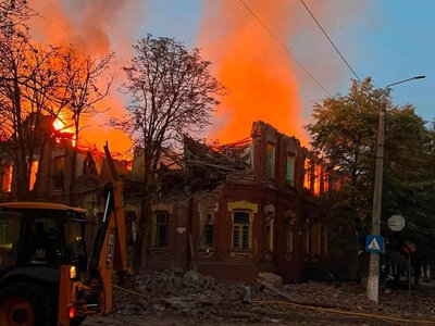 Росіяни завдали авіаудару по центру Слов’янська: загинула людина, є поранені, зруйнована історична будівля “Друкарського двору”