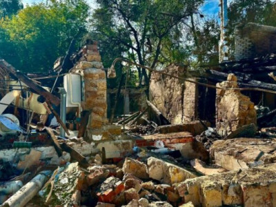 Згарище та руїни на місці будинку: місце влучання російського безпілотника в Чернігові