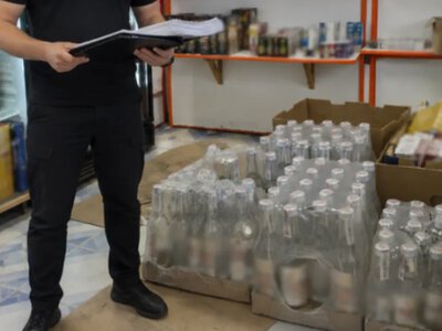 Збував «тіньові сигарети» та алкоголь через магазини: підприємець з Одещини постане перед судом