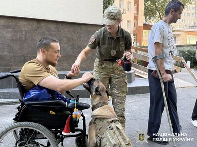 Чотирилапі терапевти поліції Києва допомагають ветеранам відновлювати сили