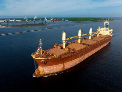 Українське зерно знову під загрозою: на Дунаї утворилася черга з 70 суден