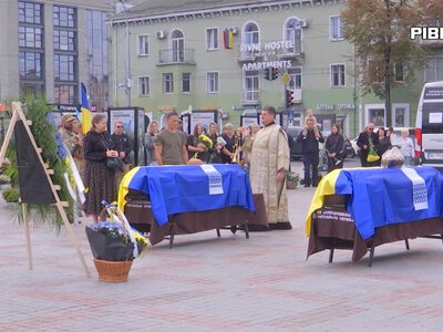 Захисник Азовсталі та різьбяр по дереву: у Рівному провели в останню дорогу відразу двох Героїв (ВІДЕО)