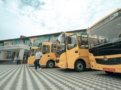 Київщина отримала ще шість нових шкільних автобусів: які громади їх отримали