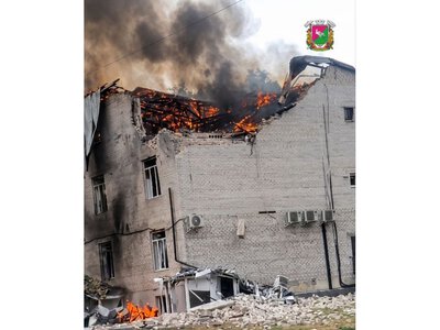 Російські війська двічі вдарили по бізнес-центру у Лозовій: 10 поранених, є важкі