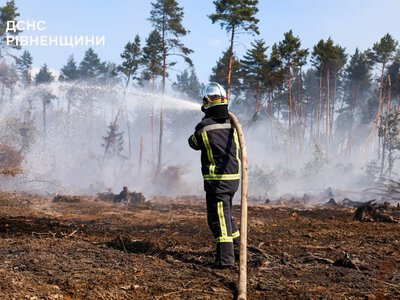 На Рівненщині рятувальники та лісівники ліквідовують пожежу на торфополі (ВІДЕО)