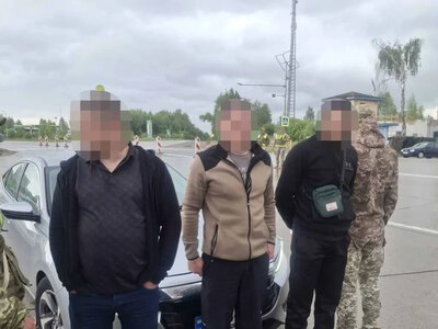 ДБР завершило розслідування щодо колишнього поліцейського, який переправляв чоловіків через кордон