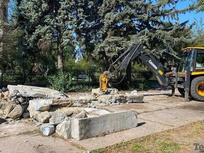 У Кременчуці знесли пам’ятник комсомольцям