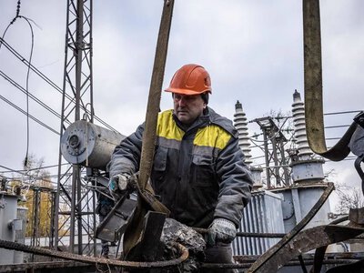 Нові відключення через обстріли: у яких регіонах енергетики ліквідовують аварії