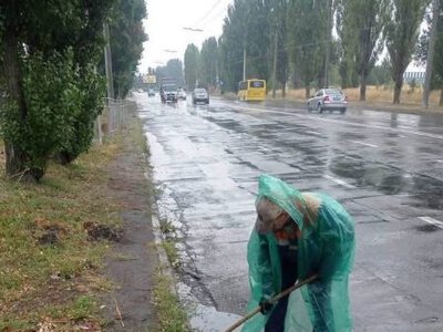 Щоб дороги не підтоплювало: у Черкасах чистять зливоприймачі