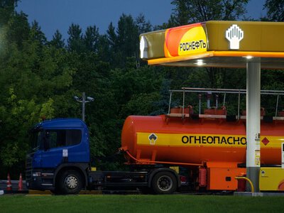 Росії дедалі важче знайти бензин: НПЗ Казахстану відмовилися від постачань