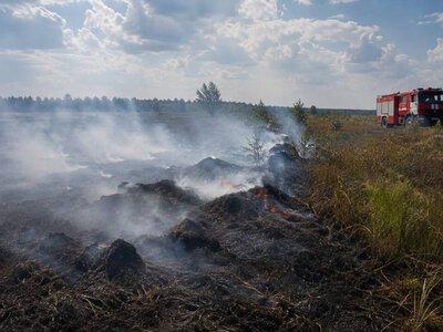  На Ніжинщині продовжують гасити пожежу торфу 