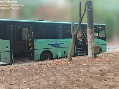 Російський дрон атакував маршрутний автобус у Херсоні: троє людей поранені