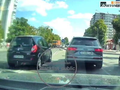 У Житомирі Renault виїхав на зустрічну смугу та підрізав Audi на світлофорі. ВІДЕО