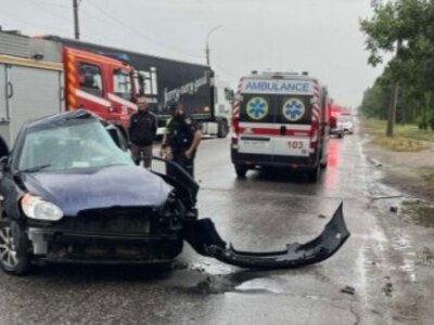 У Кривому Розі зіткнулися легковик Hyundai та вантажівка: постраждало двоє людей