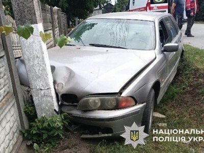 На Буковині п’яний водій влетів в огорожу: пасажир у лікарні