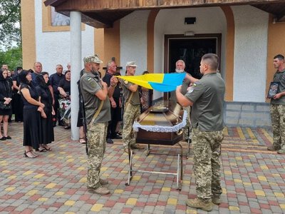 На Мукачівщині провели в останню дорогу загиблого Захисника Миколу Гріцу