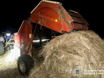 На Рівненщині чоловік загинув під час роботи з тюкувальним пресом