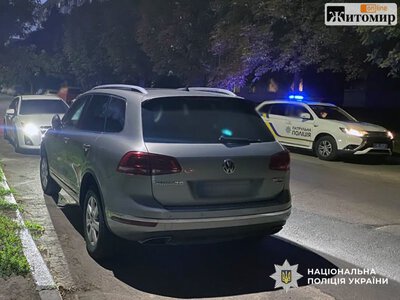 У Житомирі Volkswagen під час руху заднім ходом наїхав на 76-річну жінку